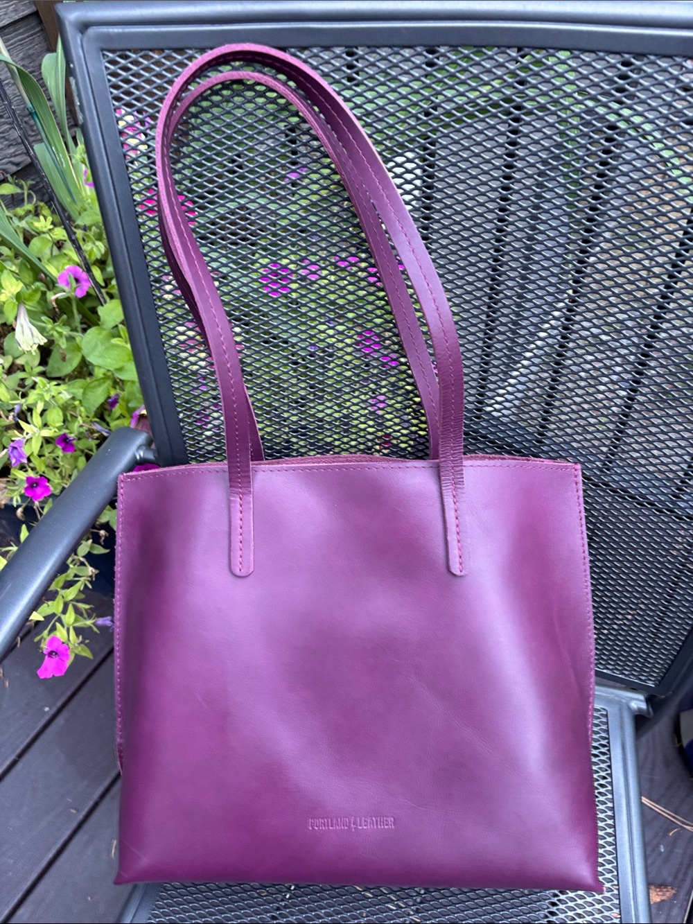 August Tote M Portland Leather, Lollipop purple